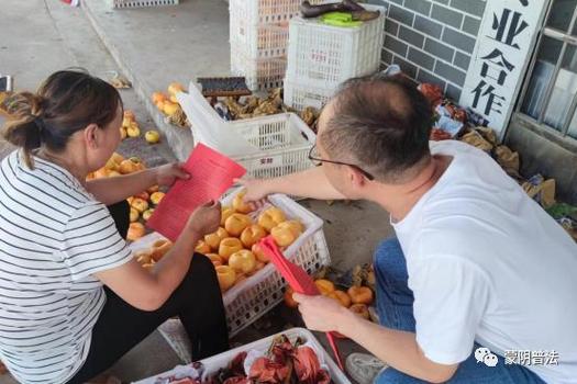 7月19日,云蒙湖司法所深入辖区内的果品合作社,收桃摊点等果品交易